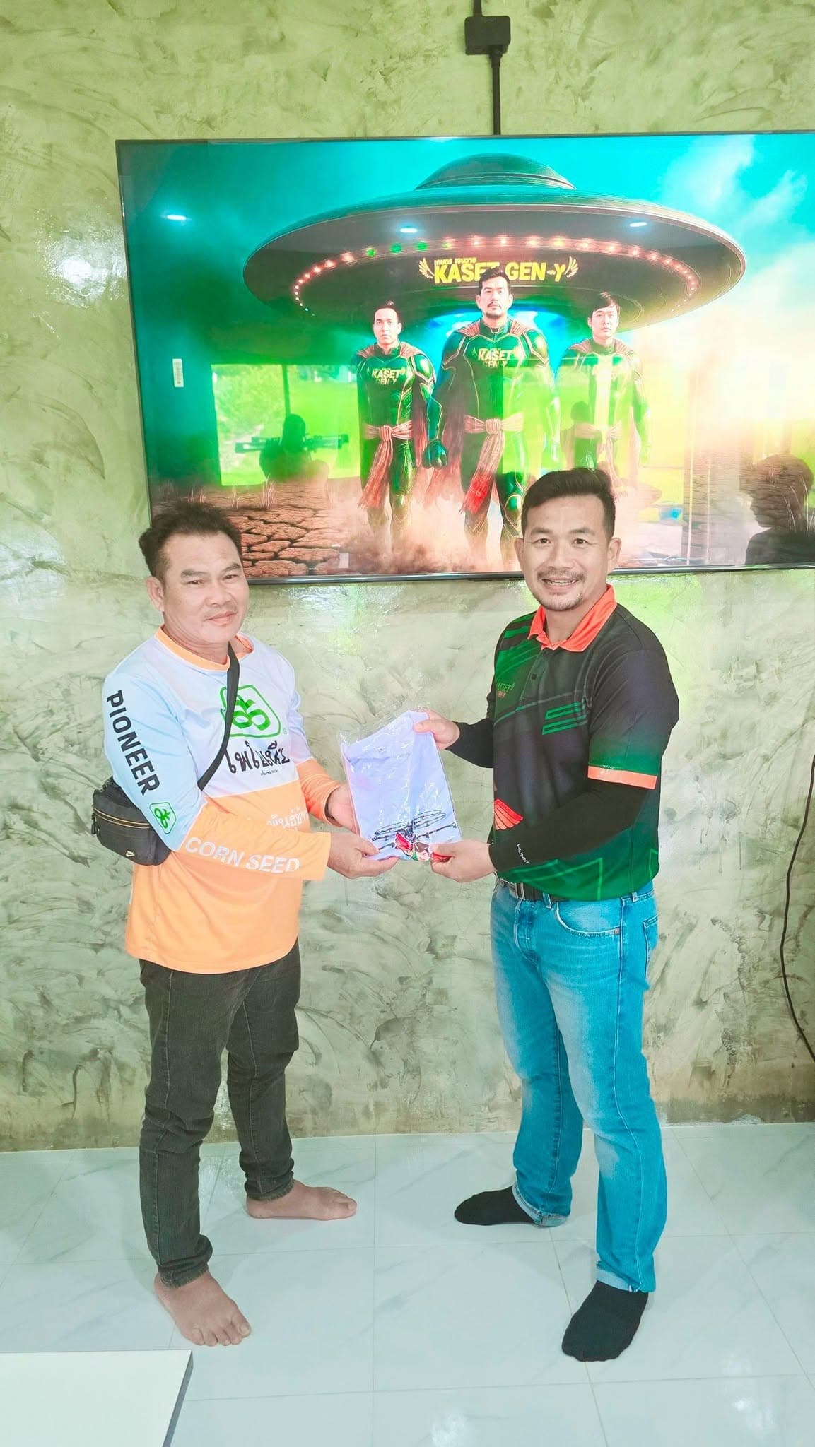 ผู้เข้าอบรมเสื้อสีส้มรับถุงของที่ระลึกจากครูฝึก