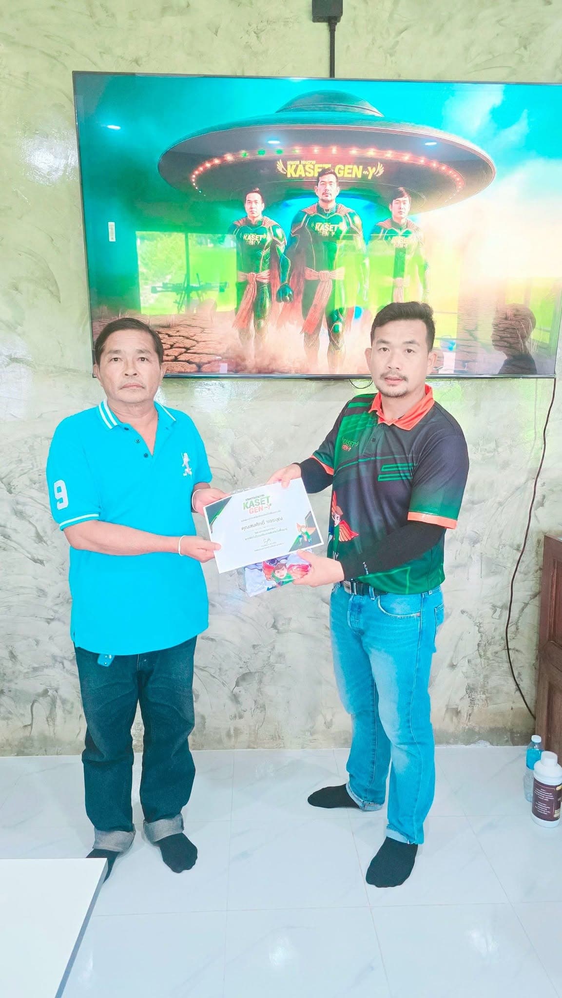 ผู้เข้าอบรมเสื้อสีฟ้ารับเกียรติบัตรจากครูฝึก