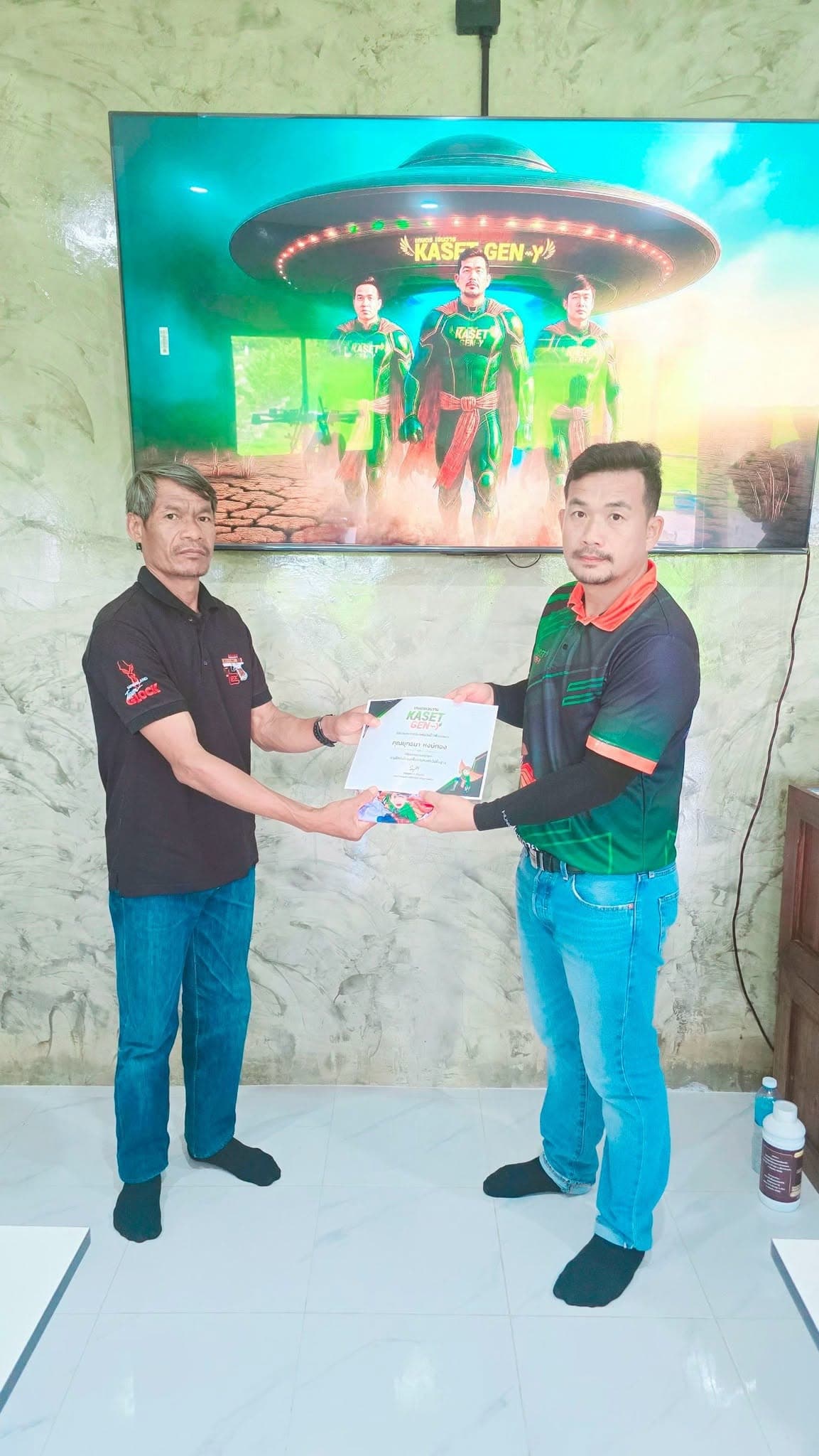 ผู้เข้าอบรมเสื้อสีดำรับเกียรติบัตรจากครูฝึก